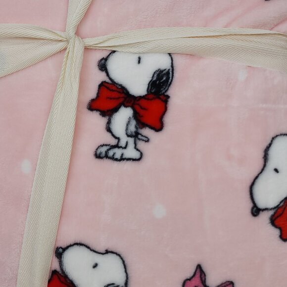 Peanuts Snoopy Twin Plush Throw Blanket Pink 60x90 By Berkshire Cozy & Soft - Picture 4 of 7